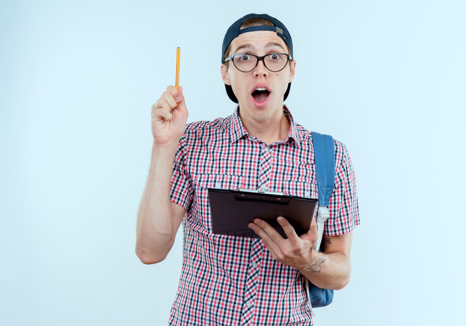 Pelajar membawa clipboard dan pensil